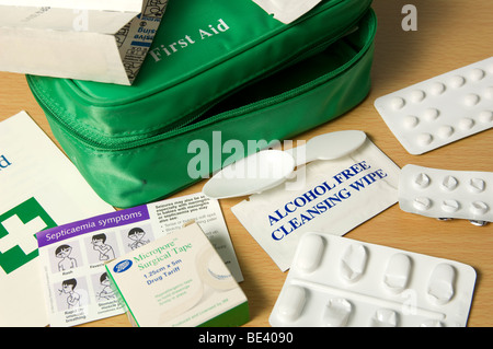 Verbandskasten mit Inhalt. Plus Tabletten und Anweisungen. Stockfoto