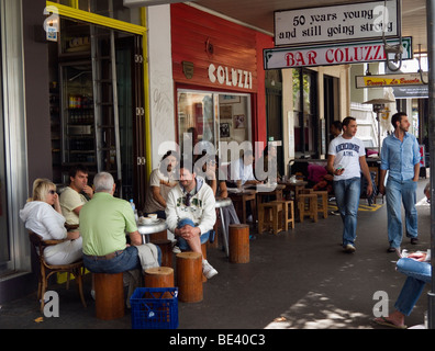 Kaffee an der Bar Coluzzi - eine bekannte Café an der Victoria Street in Darlinghurst. Sydney, New South Wales, Australien Stockfoto