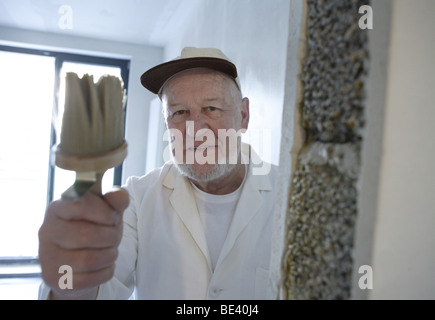 Rentner Bei Malerarbeiten Stockfoto