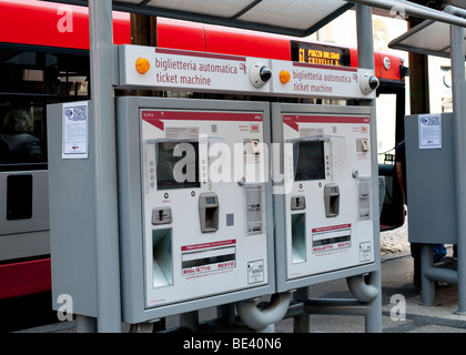 Eine automatisierte Fahrkartenautomat in einem Busdepot in Rom, Italien, mit einem römischen Bus im Hintergrund Stockfoto