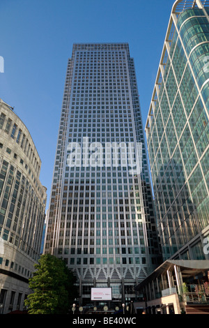 Die Canary Wharf Bürogebäude von Nash Place, London Docklands, UK betrachtet. Stockfoto