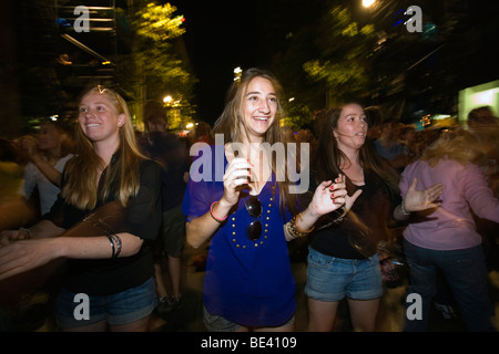 Leute, die tanzen in Martin Place während der jährlichen Sydney Festival Premiere. Sydney, New South Wales, Australien Stockfoto