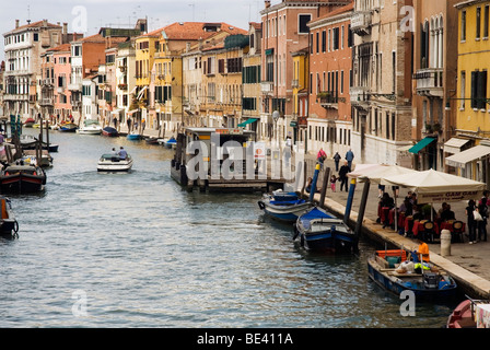 Blick von der Ponte Delle Guglie (Brücke), Sestiere di Cannaregio, Venedig, Italien. Stockfoto