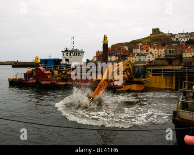 Die Baggerarbeiten System im Hafen von Whitby aufgeteilt Trichter Barge "Whitbys" und Ausgrabung Ponton "Gegen" Stockfoto