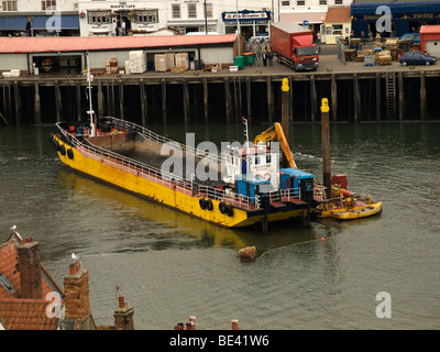 Die Baggerarbeiten System im Hafen von Whitby aufgeteilt Trichter Barge "Whitbys" und Ausgrabung Ponton "Gegen" Stockfoto