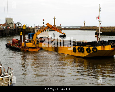 Die Baggerarbeiten System im Hafen von Whitby aufgeteilt Trichter Barge "Whitbys" und Ausgrabung Ponton "Gegen" Stockfoto