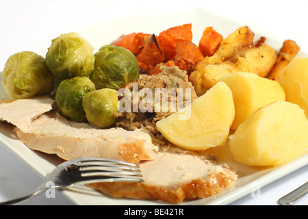 Eine Mahlzeit von gebratenem Truthahn mit allem Drum und dran - Rosenkohl, gebratene Süßkartoffeln, Pastinaken, Füllung und Salzkartoffeln Stockfoto