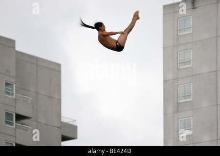 Mann-Konkurrent springen, tauchen beim Red Bull Tauchen Wettbewerb Rotterdam Niederlande 2009 Stockfoto