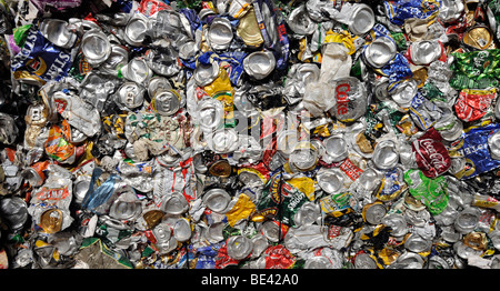 ZERKLEINERTE ALUMINIUM GETRÄNKE DOSEN ABGEBILDET AUF EINE RECYCLING-ANLAGE Stockfoto