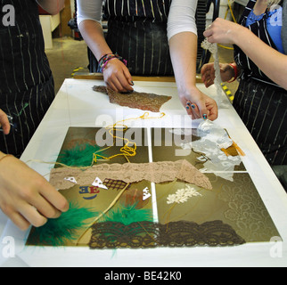 Schülerinnen und Schüler erstellen eine Radierung mit Textutes in eine Druckgrafik-studio Stockfoto