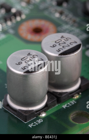 Motherboard-Kondensatoren auf ein Makro anzeigen mit geringen Schärfentiefe. Stockfoto