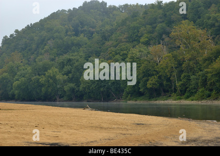 Sandstrand unter Verriegelung und Verdammung Nr. 10 auf dem Kentucky River im Fort Boonesborough State Park in Kentucky, USA Stockfoto