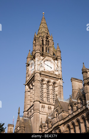 Manchester, England, Vereinigtes Königreich. Der Uhrturm viktorianischen neogotischen Rathaus Stockfoto