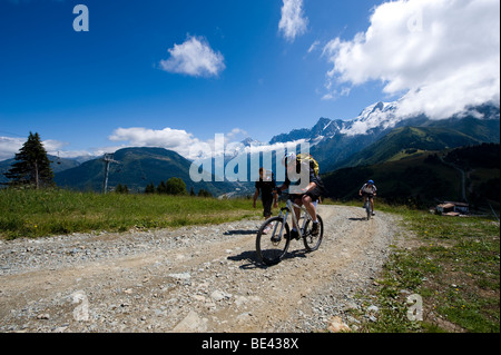 Mountainbiker, aufsteigend, Prarion, mit dem Mont-Blanc-Massiv im Hintergrund. Stockfoto