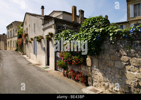 Blumen schmücken ein Häuschen in den Wein erzeugenden Stadt Saint Emilion in der Nähe von Bordeaux in Frankreich Stockfoto