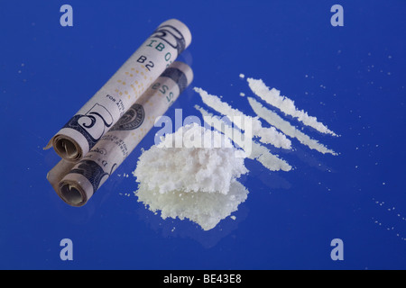 Mephedron 4-Methylmethcathinone (4-MMC) Pulver mit einem blauen Studio-Hintergrund. Eine juristische hoch als rechtliche MDMA Pulver verkauft werden. Stockfoto