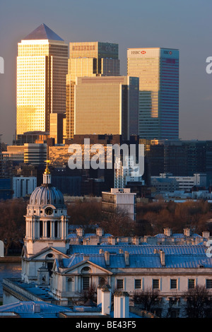 Blick vom Greenwich Park in Richtung das Royal Naval College und das Finanzzentrum Canary Wharf, London, England Stockfoto