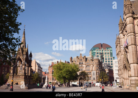 Die Stadt Halle viktorianischen neogotischen Gebäude und Albert Denkmal in Albert Square, Manchester, England, Vereinigtes Königreich, Großbritannien. Stockfoto