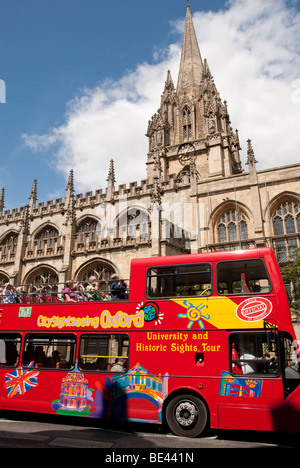 Tour-Bus, vorbei an der Universität Kirche von Saint Mary The Virgin in Oxford High Street Stockfoto