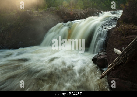 DIE OBEREN WASSERFÄLLE AM FLUSS BRULE Stockfoto