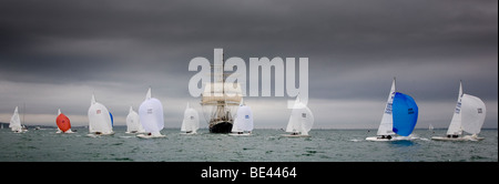 Spinnaker-Jolle Großsegler Entwicklung voraus Modernisierung manipuliert Segeln alte neue moderne große Fortschritte kleinen schnell langsamen Platz Stockfoto