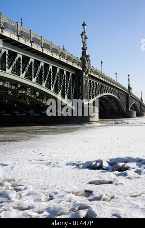 Neujahrsfeste Brücke, zugefrorenen Newa, St. Petersburg, Russland Stockfoto