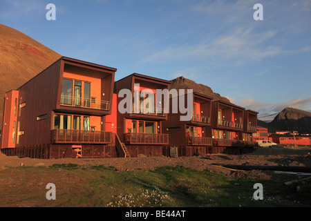 Blick auf Longyearbyen die nördlichste Siedlung der Erde während der Mitternachtssonne Stockfoto