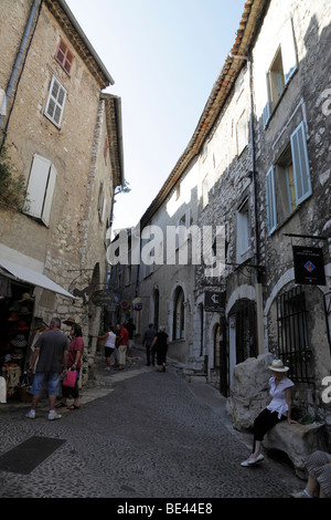 Blick entlang der schmalen Straße Rue Grande, einer der Hauptstraßen von St Paul de Vence Provence Alpes Maritimes Südfrankreich Stockfoto