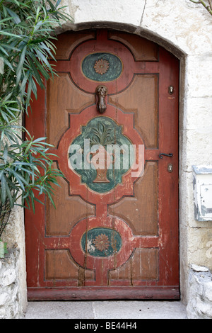 solide Holztür auf ein Haus im Dorf St. Paul de Vence Provence Alpes Maritimes Südfrankreich Stockfoto