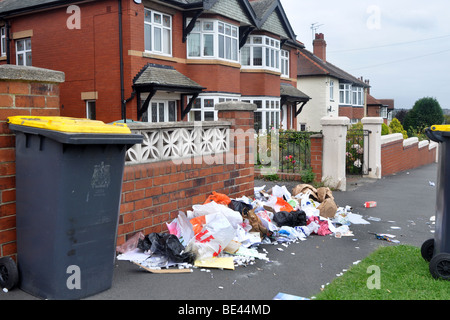 Leeds Bin Streik, verweigern Müll Haufen sich in Kästen und auf den Straßen von Leeds aufgrund des Streiks der Rat Sammler. Stockfoto