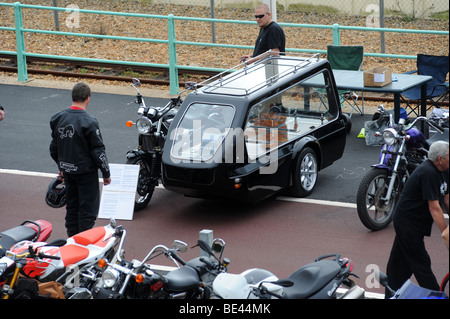 Brighton Seafront wogenden mit Menschen und Biker während der Ace Cafe Reunion 2009 Stockfoto