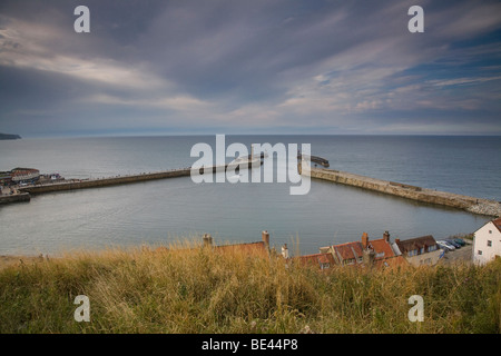 Der Eingang zum Außenhafen in Whitby. Stockfoto