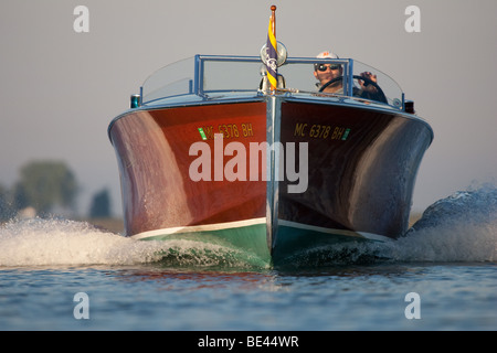 Einer antiken, hölzernen Boot mit mäßiger Geschwindigkeit nähern. Stockfoto