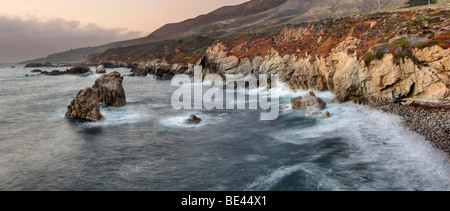 Blick auf die felsige Küste von Soberanes Point im Garrapata State Park. Stockfoto