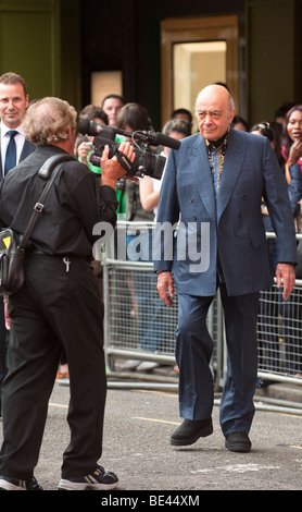 Mohammed Al Fayed nimmt an einem Fototermin um Harrods Sommerschlussverkauf 2009 öffnen Stockfoto