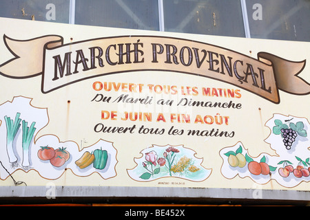 Beschilderung für den provenzalischen Lebensmittelmarkt am Cours Massena Antibes, Südfrankreich Stockfoto