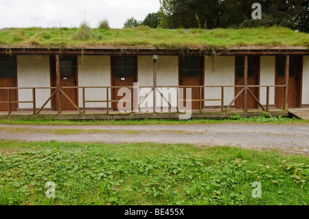 Ökologisch umweltfreundlich Sanitärgebäude mit Grasdach Stockfoto