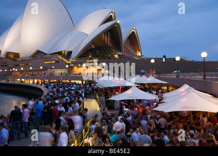 Menschenmengen füllen die Opera Bar am Sydney Harbour Wasser. Circular Quay, Sydney, New South Wales, Australien Stockfoto