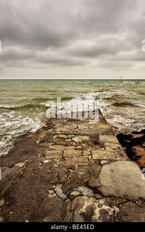 Flut für eine steinerne Slipanlage am Strand von Margate in Kent.  Foto von Gordon Scammell Stockfoto