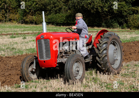 Massey Ferguson Traktor bei der Arbeit Stockfoto