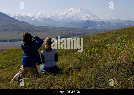 Jungen und Mädchen Blick auf Mt McKinley Denali Nationalpark, Alaska Stockfoto