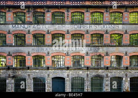 Eine stillgelegte Besteck Fabrik befindet sich in den Fabriken Tal, in Thiers (Puy de Dôme - Frankreich). Ancienne Coutellerie À Thiers. Stockfoto