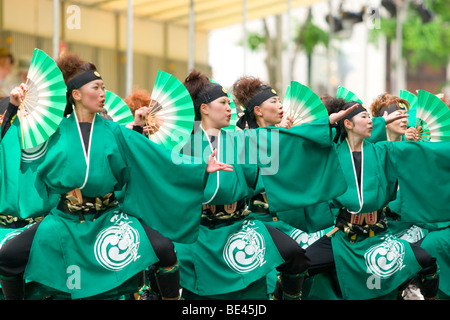 Bunte Tänzer mit traditionellen japanischen Fans beim jährlichen Yosakoi Festival in Sapporo, Hokkaido, Japan Stockfoto