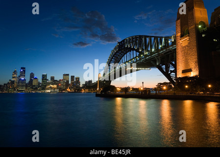 Blick auf die Harbour Bridge in der Dämmerung vom Nordufer. Sydney, New South Wales, Australien Stockfoto