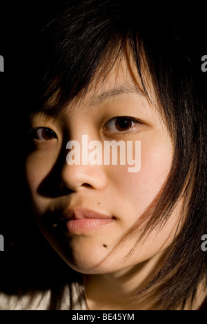 Porträt einer jungen Frau aus China (Shanghai) Herkunft, mit einem Licht verwendet starke Schatten zu erstellen. Stockfoto