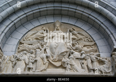 Relief über dem Eingang in die Basilika Ste-Anne-de-Beaupré, Basilika, die entlang dem Sankt-Lorenz-Strom in Quebec Stockfoto