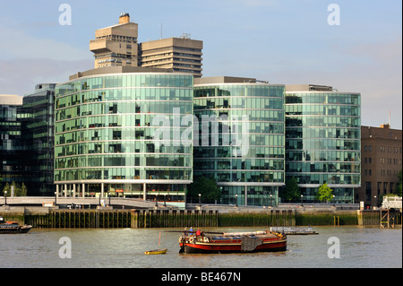 Modernes Bürogebäude am Südufer der Themse, London, England, Vereinigtes Königreich, Europa Stockfoto