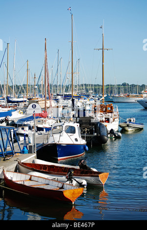 Boote vertäut im Hafen von Mylor in der Nähe von Falmouth, Cornwall, uk Stockfoto