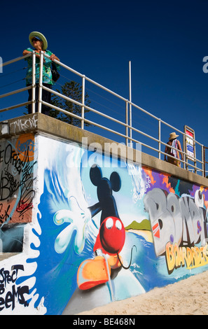 Eines der vielen Wandmalereien und Graffiti-Kunstwerken am Bondi Beach. Sydney, New South Wales, Australien Stockfoto
