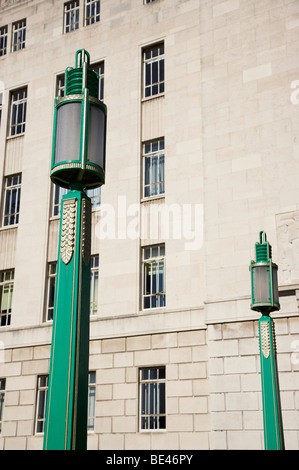 Art-Deco-Lampen außerhalb George dock Gebäude in Liverpool UK Stockfoto